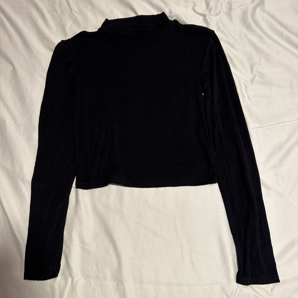 black long sleeve crop top